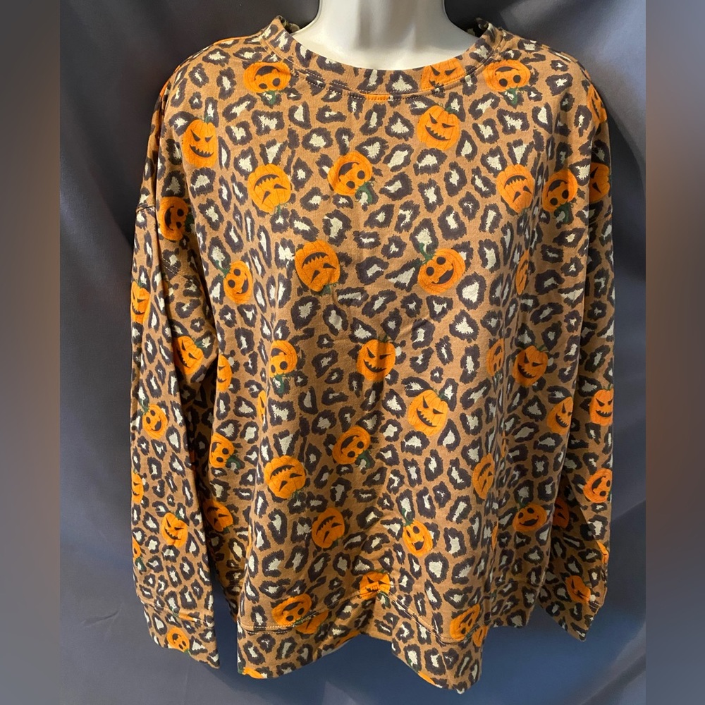 Women’s Halloween Sweatshirt Leopard Print with Pumpkins Size Large